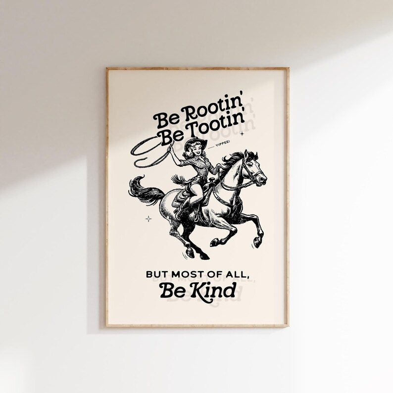 Pu&ograve; includere: Illustrazione in bianco e nero di una cowgirl a cavallo che tiene un lazo. Il testo recita "Be Rootin' Be Tootin' - YIPPEE! - BUT MOST OF ALL, Be Kind."