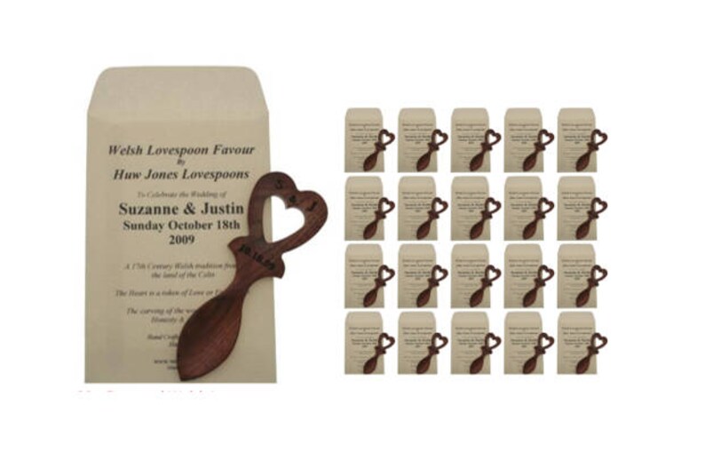 Engraved Welsh Lovespoon Wedding Favours with Personalised Envelopes 20 x MJ4L