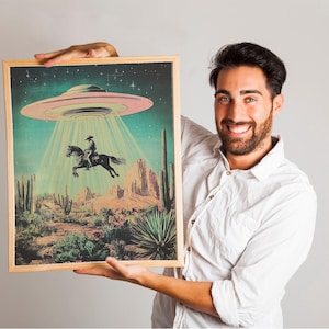 UFO Cowboy Fine Art, Western Americana Retro Sci-Fi Poster Print, Flying Saucer Alien Wall Art, Perfetto per Horse Desert Floral Home Decor