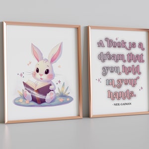 Ein Buch ist ein Traum, den Sie in Ihren Händen halten Niedliches Bunny Art Set, Kinderzimmer Kunst, Bunny Reading Book