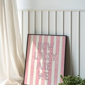 How Lucky Are We Print, trendiges grün gestreiftes Poster, positive Affirmation Aesthetic Home Art