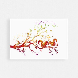 Könnte beinhalten: Aquarellmalerei von zwei Eichhörnchen auf einem Ast. Der Ast wechselt von Rot zu Gelb, mit grünen Blättern und bunten Farbspritzern. Die Eichhörnchen sind in Orange- und Brauntönen dargestellt.
