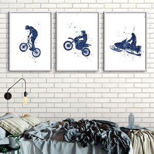 Puede incluir: Tres ilustraciones de acuarela de deportes extremos. La primera muestra a una persona montando una bicicleta BMX, la segunda muestra a una persona montando una moto de cross y la tercera muestra a una persona montando una moto de nieve.