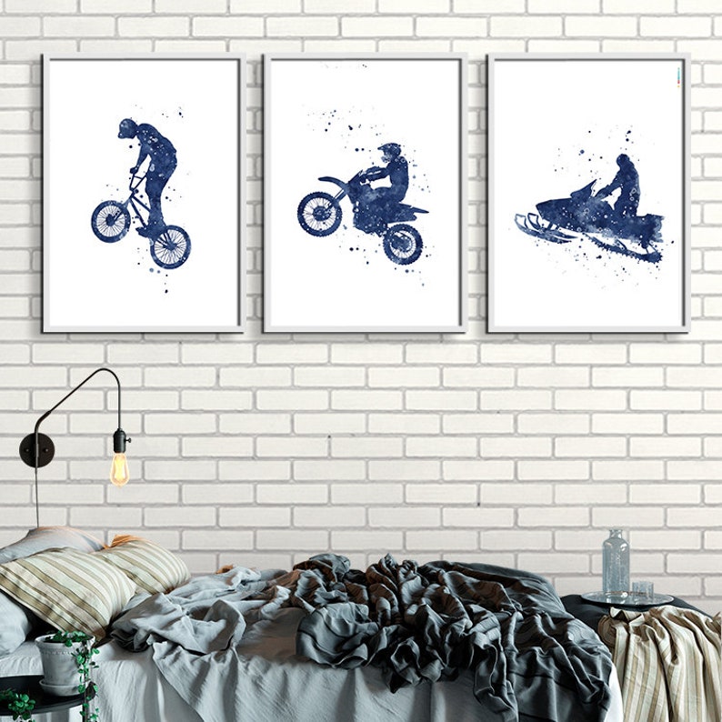 Puede incluir: Tres ilustraciones de acuarela de deportes extremos. La primera muestra a una persona montando una bicicleta BMX, la segunda muestra a una persona montando una moto de cross y la tercera muestra a una persona montando una moto de nieve.