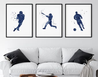 Juego de 3 láminas decorativas deportivas para pared, con estampados de fútbol americano, béisbol y fútbol soccer, en azul marino, ideales para la habitación de niños.