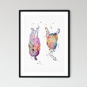 Può includere: Una stampa incorniciata con due illustrazioni ad acquerello astratte di strutture anatomiche. L'opera d'arte utilizza una vibrante tavolozza di colori, tra cui rosso, viola, giallo e blu, con un effetto di vernice schizzata. La stampa è su sfondo bianco.