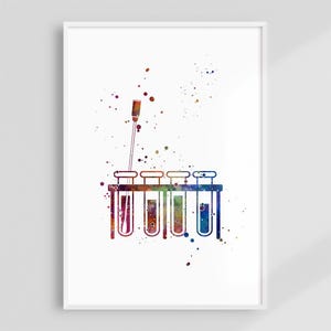 Könnte beinhalten: Aquarelldruck von Laborreagenzgläsern in einem Gestell, mit einer Pipette darüber. Die Röhrchen und die Pipette sind mit bunten Flüssigkeiten gefüllt, und der Hintergrund weist Farbspritzer auf. Das Kunstwerk ist gerahmt.