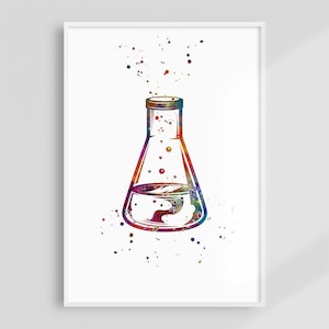 Könnte beinhalten: Aquarellillustration eines Labor-Erlenmeyerkolbens mit bunten Farbspritzern. Der Kolben ist mit einer klaren Flüssigkeit gefüllt und hat eine konische Form. Das Kunstwerk hat einen weißen Hintergrund und einen weißen Rahmen.