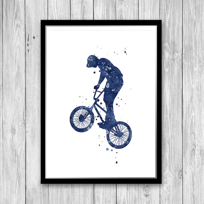 Puede incluir: Una silueta azul en acuarela de una persona realizando una acrobacia en una bicicleta BMX. La bicicleta est&aacute; en el aire con la rueda delantera levantada. La imagen tiene un fondo blanco.
