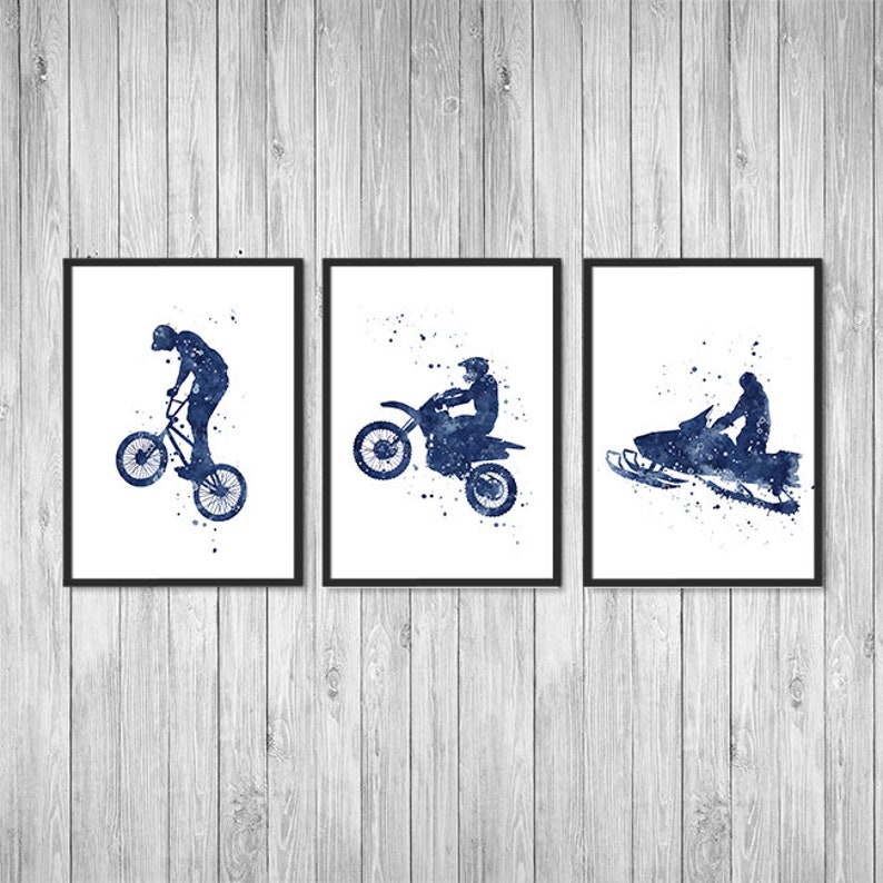 Puede incluir: Tres ilustraciones de acuarela de personas realizando deportes extremos. La primera imagen muestra a una persona realizando una acrobacia en una bicicleta BMX. La segunda imagen muestra a una persona conduciendo una moto de cross. La tercera imagen muestra a una persona conduciendo una moto de nieve.
