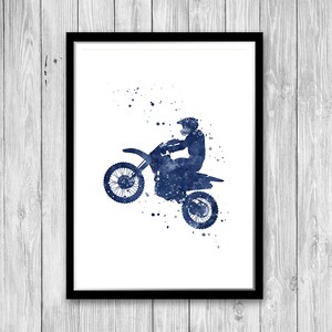 Puede incluir: Una pintura de acuarela de una persona montando una moto de cross. La moto est&aacute; en el aire y la persona lleva un casco y gafas protectoras. La pintura est&aacute; hecha en tonos azules.