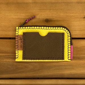 Portefeuille en cuir jaune et brun