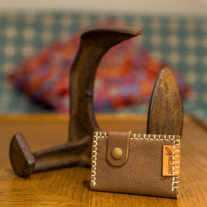 Brauner Leder-Kartenhalter für Karten und Scheine