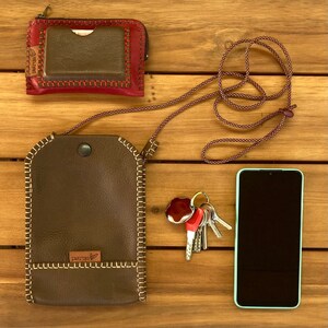Bolso bandolera pequeño de piel marrón, original y minimalista