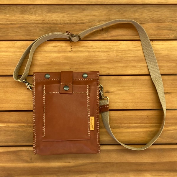 Small brown leather shoulder bag, practical and stylish