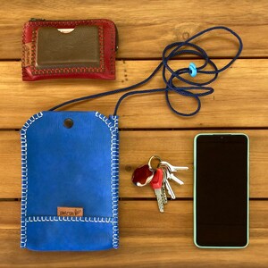 Blaue Umhängetasche aus Leder, originell und minimalistisch