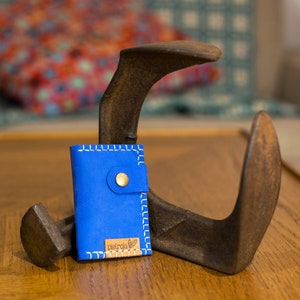 Porta carte originale in pelle blu