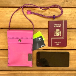 Cartera de cuello de piel rosa para viajar seguro