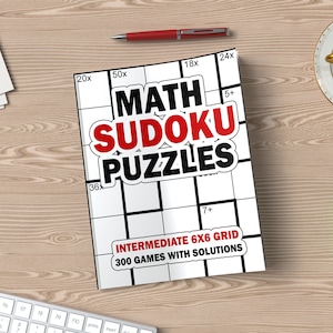 Może przedstawiać: Książka zatytułowana "Math Sudoku Puzzles" z czerwono-czarnym tytułem. Książka zawiera siatkę 6x6 i zawiera 300 gier z rozwiązaniami. Książka leży na drewnianej powierzchni z filiżanką herbaty, długopisem i markerami.