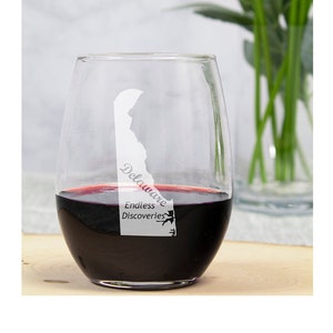 State of Delaware Engraved 15oz Stemless Wine Glass, Custom Engraved US State Wine Glasses with Personalized Option