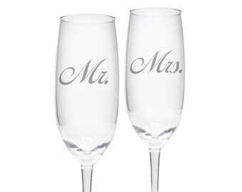 Personalized 8oz Champagne Flutes Set of 2 / Custom Bride & Groom Wedding Glassware / Engraved Mr. and Mrs. Gifts