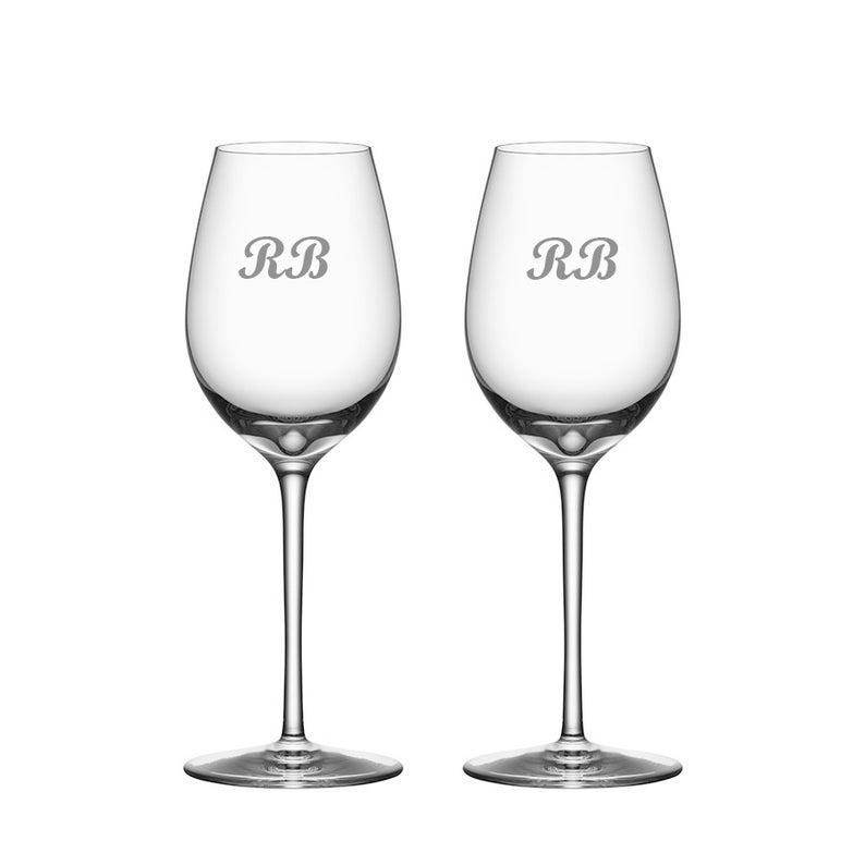 Op de afbeelding: Twee heldere glazen wijnglazen met de initialen "RB" gegraveerd op de voorkant van elk glas.