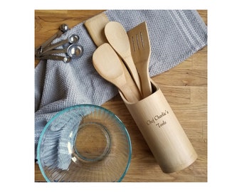 Juego de utensilios de cocina de bambú personalizados con soporte a juego / Accesorios de cocina rústicos de madera grabados a medida, utensilios de cocina