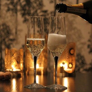 Copas de champán personalizadas Orrefors Metropol para boda / Juego de 2 copas de champán de cristal de 9 oz con grabado personalizado para novios imagen 7