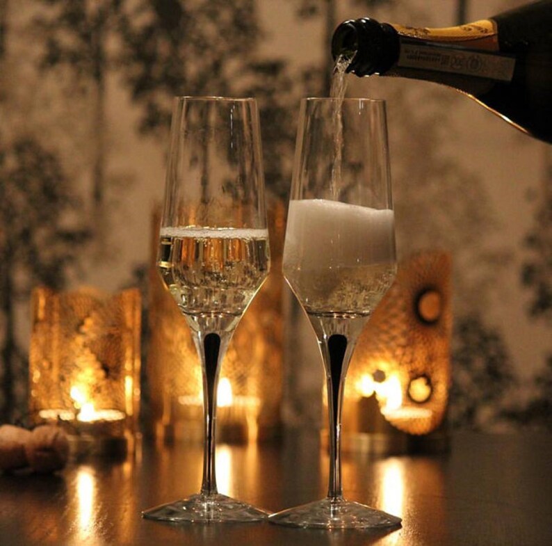 Copas de champán personalizadas Orrefors Metropol para boda / Juego de 2 copas de champán de cristal de 9 oz con grabado personalizado para novios imagen 7