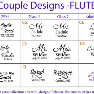 Puede incluir: Un gr&aacute;fico con 12 dise&ntilde;os diferentes para copas de champ&aacute;n personalizadas. Cada dise&ntilde;o presenta los nombres de una pareja y una fecha. Los dise&ntilde;os incluyen corazones, s&iacute;mbolos de infinito y anillos. El gr&aacute;fico est&aacute; titulado "Couple Designs - FLUTES".