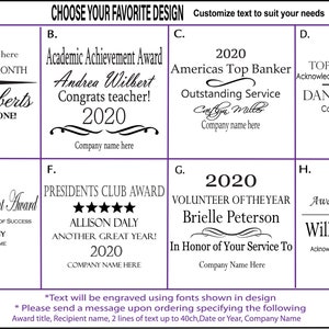 Puede incluir: Una imagen en blanco y negro que muestra ocho dise&ntilde;os diferentes de placas de premios. Cada dise&ntilde;o presenta un t&iacute;tulo de premio, un nombre de destinatario y un a&ntilde;o diferentes. El texto "Elige tu dise&ntilde;o favorito" est&aacute; en la parte superior de la imagen. El texto "Personaliza el texto para que se adapte a tus necesidades" est&aacute; en la parte superior derecha de la imagen.