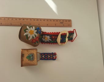 Un par de campanas grandes de metal color latón vintage