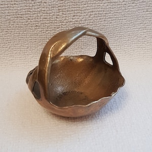 Small brass basket with braided handle / Brass candy bowl /