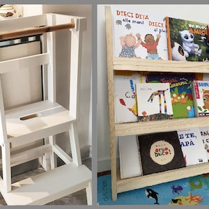 Può includere: Uno sgabello a gradini in legno bianco con una ringhiera di sicurezza e un piccolo ripiano. Accanto ad esso c'è una libreria in legno con tre ripiani pieni di libri per bambini colorati. I libri hanno titoli in italiano, tra cui "Dieci dita alle mani", "Un nuovo amico", "Sbircia qui" e "Animali che vanno a dormire".