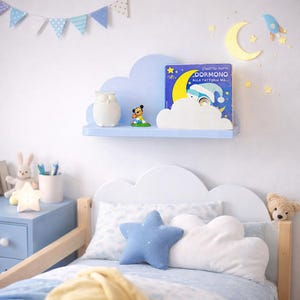 Prateleira azul-clara para quarto infantil