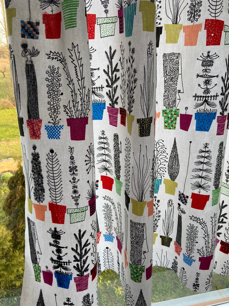 K&ouml;nnte beinhalten: Wei&szlig;er Stoff mit einem sich wiederholenden Muster aus schwarzen Linienzeichnungen von Pflanzen in bunten T&ouml;pfen. Die Pflanzen sind stilisiert und abstrakt, einige &auml;hneln B&auml;umen, Blumen und Farnen. Die T&ouml;pfe sind in verschiedenen Farben, darunter Rot, Gr&uuml;n, Blau und Gelb.