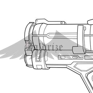 Può includere: Un disegno a linea dettagliato di un'arma futuristica con una canna cilindrica e dettagli intricati. L'arma ha un design complesso con più parti e un'impugnatura.