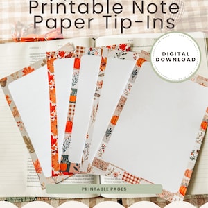 Può includere: Un set di cinque fogli rettangolari stampabili per appunti con bordi a tema autunnale, decorati con zucche, foglie e motivi a quadri. Le pagine bianche riportano il testo Printable Printable Note Paper Tip-Ins e Digital Download.
