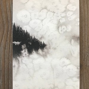 Monochroom dennenboom aquarel ansichtkaart print, mistig bos kunst, bruin abstract landschap, minimalistische natuur muur decor, 100 lb mat papier