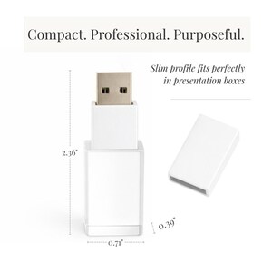 K&ouml;nnte beinhalten: Ein wei&szlig;er USB-Stick mit abnehmbarer Kappe und Metallanschluss. Der Text lautet: Compact. Professional. Purposeful. Slim profile fits perfectly in presentation boxes. Die Ma&szlig;e betragen 5,99 cm in der H&ouml;he, 1,80 cm in der Breite und 0,99 cm in der Tiefe.