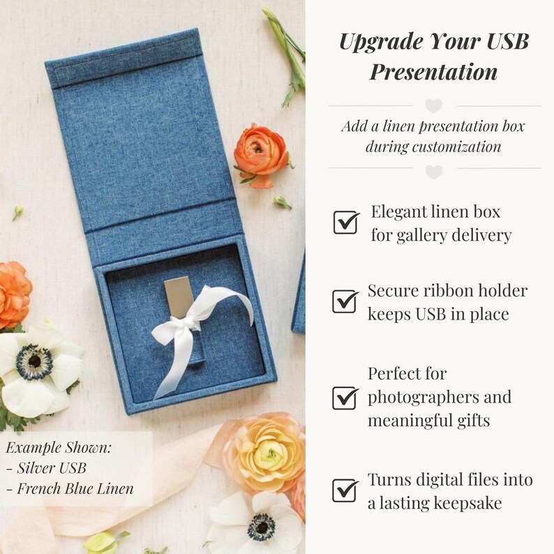 K&ouml;nnte beinhalten: Eine mit franz&ouml;sisch-blauem Leinen bezogene Pr&auml;sentationsbox mit Klappdeckel, die einen silbernen USB-Stick enth&auml;lt, der mit einem wei&szlig;en Band befestigt ist. Die Box wird neben Text zu Pr&auml;sentations-Upgrades mit H&auml;kchen und Blumen gezeigt.