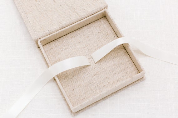 Boîte de avoine lin avoine de | USB Box | Rubans de couleur blanc cassé | Flash Drive emballage | Photographe de cadeaux pour les Clients 95dd7b Boîte de avoine lin avoine de | USB Box | Rubans de couleur blanc cassé | Flash Drive emballage | Photographe de cadeaux pour les Clients 95dd7b