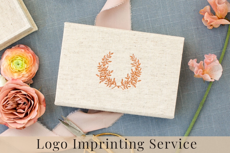 Może przedstawiać: Zestaw trzech ceramicznych kubk&oacute;w z nakrapianym, matowym wykończeniem. Kubki są w odcieniach kremu, szarości i czerni. Każdy kubek ma prosty, nowoczesny design, idealny do kawy lub herbaty.