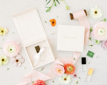 Pudełko na len w kolorze kremowym | Pudełko na USB | Wstążki w kolorze złamanej bieli | Opakowanie na pendrive | Prezenty dla klientów fotografa