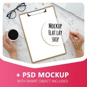 Puede incluir: Un portapapeles marrón con una hoja de papel blanca sobre una superficie de mármol. El portapapeles tiene un clip plateado y una lupa con el texto "MOCKUP FLAT LAY SHOP" está sobre el portapapeles. Una mano sostiene un bolígrafo dorado.