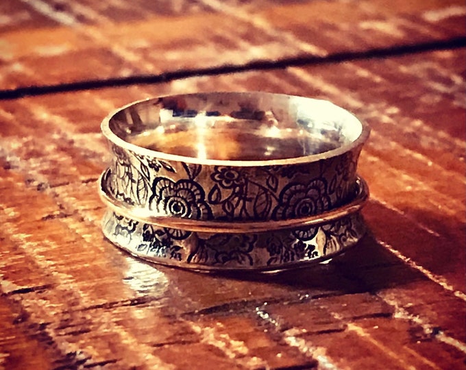 The BRKN designed Floral spinner ring