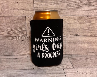 Zwarte blikjeskoeler - "Waarschuwing: Girls Trip in Progress" - Leuk cadeau voor vrijgezellenfeestjes