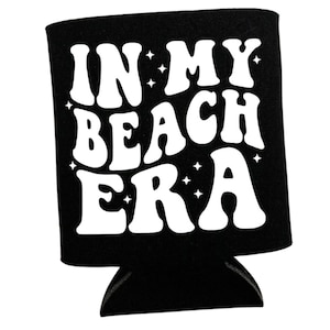 In My Beach Era Dosenkühler | Getränkekühler | Leckerli | Limo-Dosenkühler - weiß auf schwarz