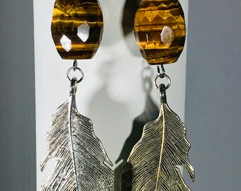 Boucles D'oreilles Pendantes Papillon Et Plume Avec Perle œil De Tigre Vert - Neuf Sans Emballage
