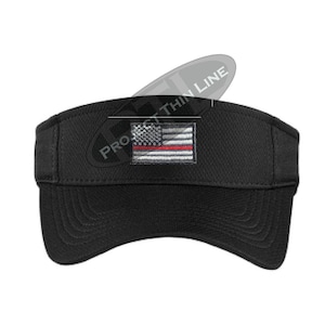 Op de afbeelding: Zwarte visor met een Amerikaanse vlagpatch met een rode lijn en de tekst "PRO-T THIN LINE" aan de zijkant.